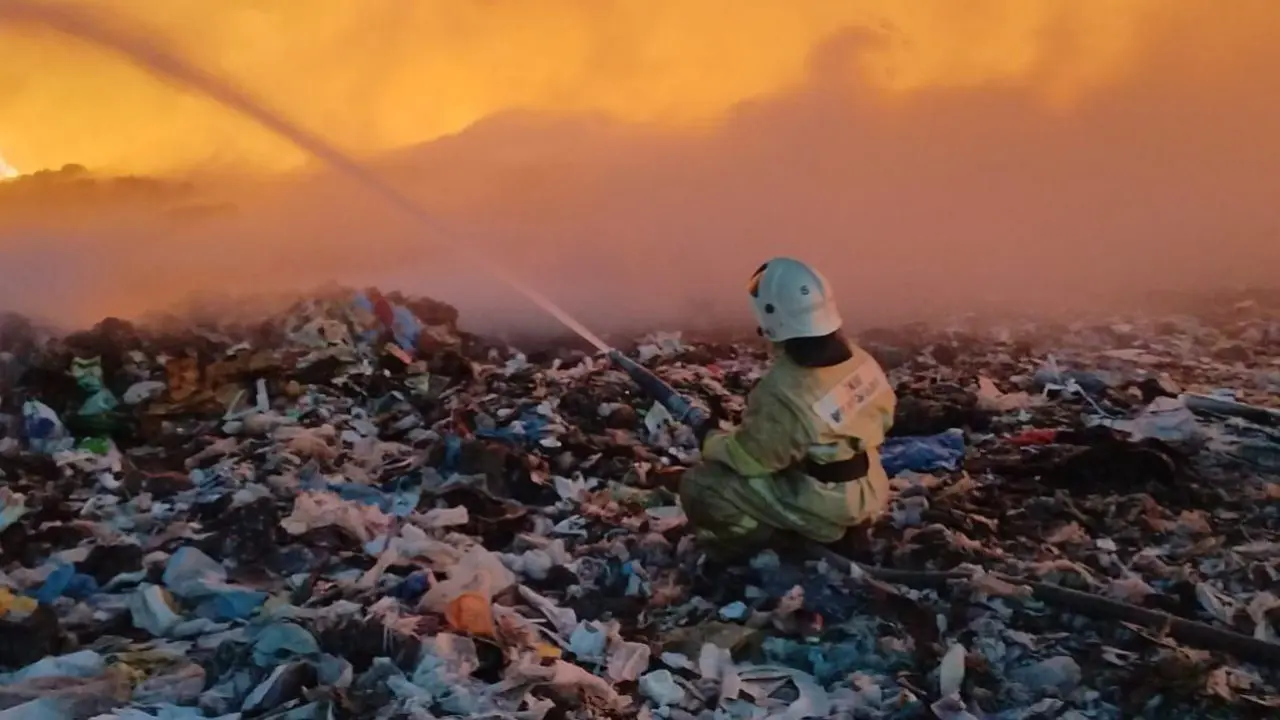 150 огнеборцев тушат пожар на полигоне в Алматинской области